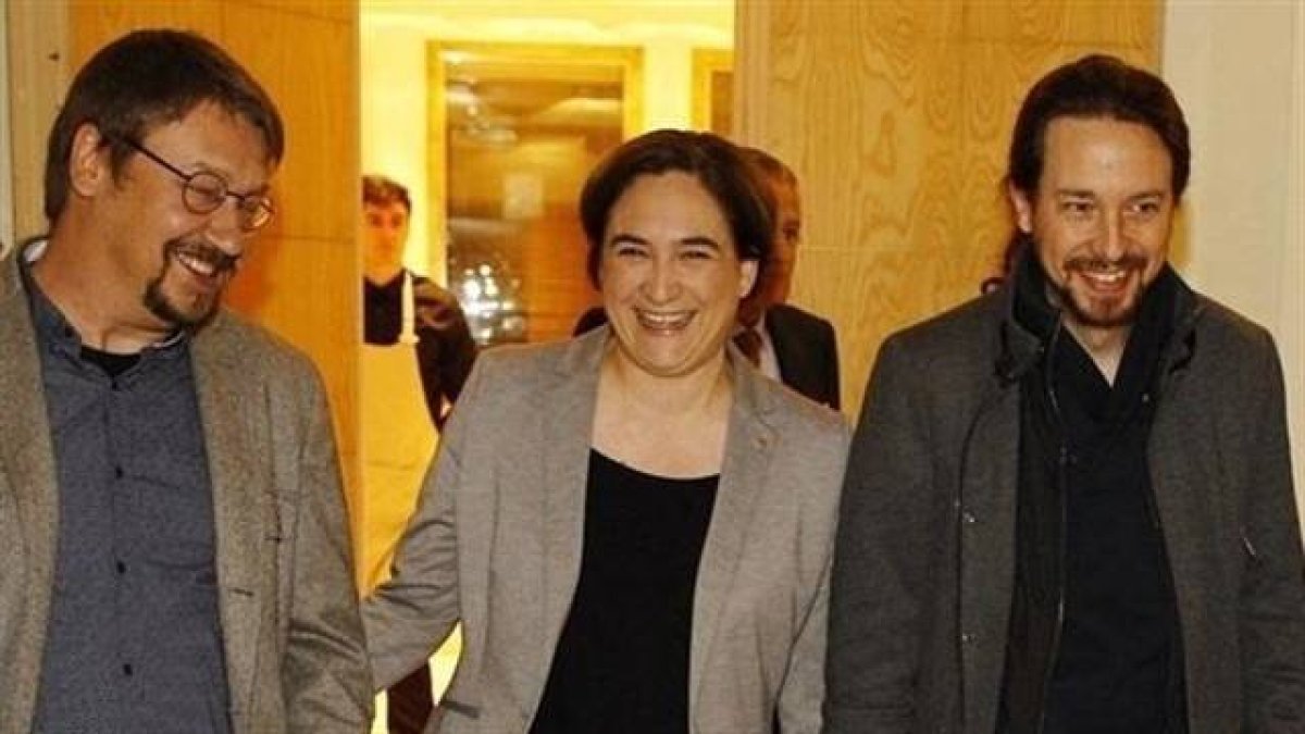 Ada Colau, en el centro, la cara más visible de En Comú Podem