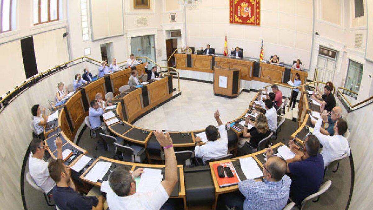 La Diputación se apoya en el tránsfuga Sepulcre para sacar el presupuesto
