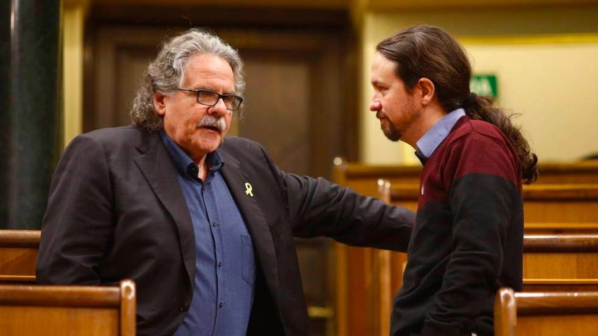 Pablo Iglesias, este miércoles en el Congreso, conversando con el portavoz de ERC, Joan Tardá.