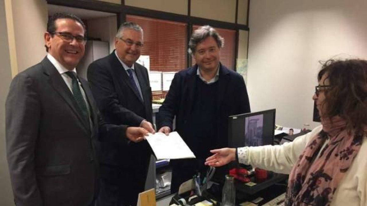 Jorge Bellver (izqda.), Enrique Esteve (centro) y Luis Santamaría (derecha)
