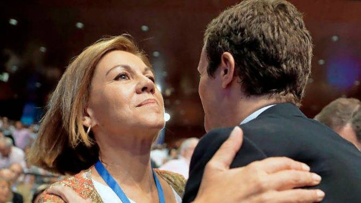 Cospedal felicita a Casado tras su elección como presidente del PP.