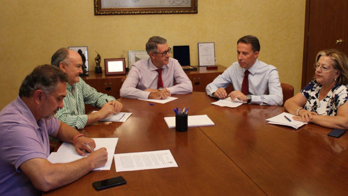 El presidente de la CHS, Mario Urrea, con el alcalde de Lorca.