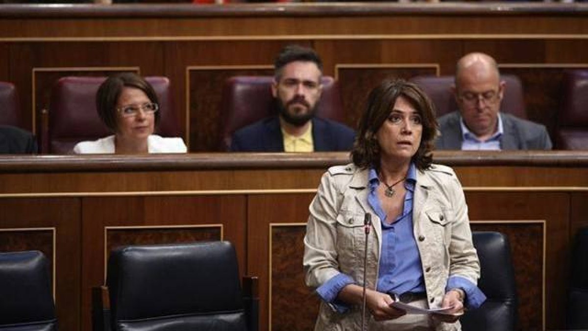 Sánchez alarga la agonía de Delgado, convertida ya en toda una indeseable
