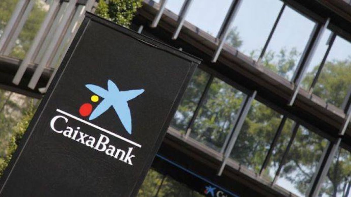 Caixabank gana un 55% más con su negocio fortalecido