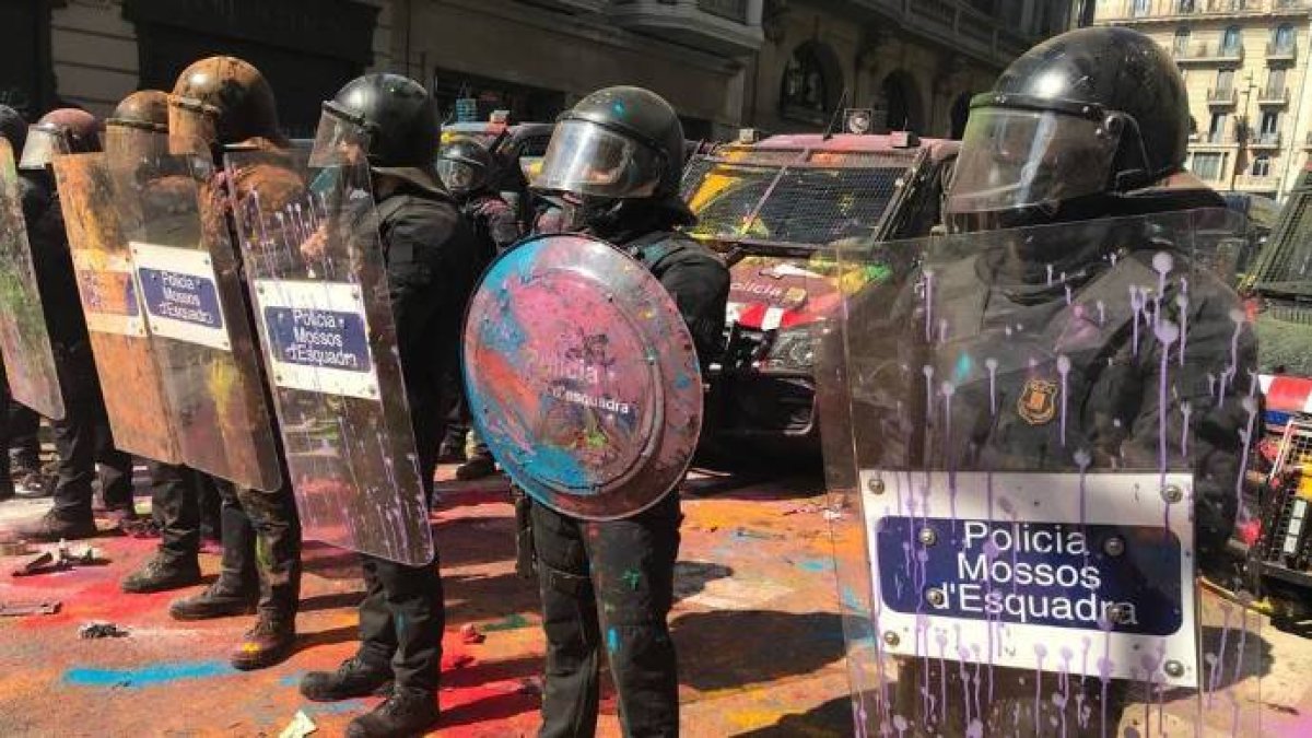 El brutal acoso de Torra contra los Mossos que defienden la Constitución