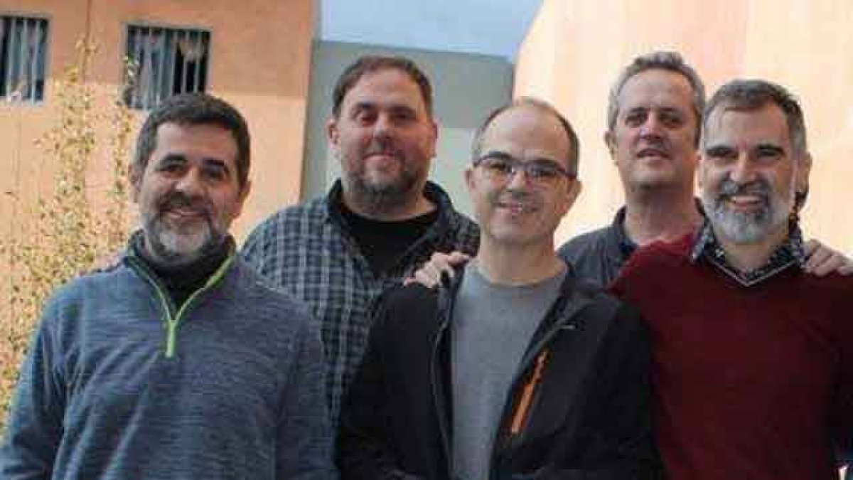 Jordi Sánchez, el primero por la izquierda en la foto de los presos del procés en la cárcel.