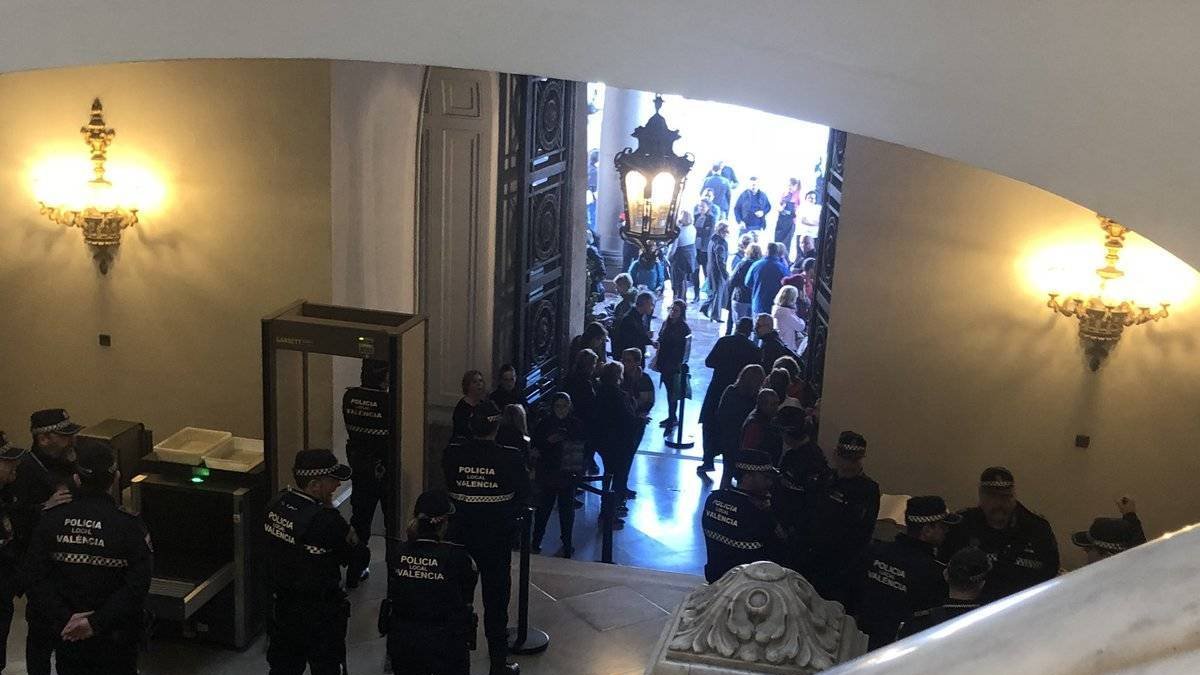 Vendedores del Mercado Central de Valencia queriendo entrar en el Ayuntamiento