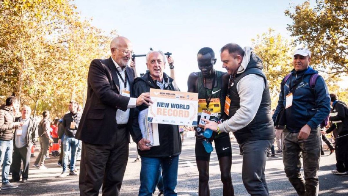 Juan Roig con el nuevo plusmarquista mundial de la distancia Abraham Kiptum