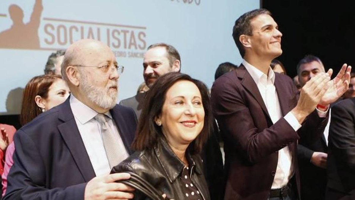 José Félix Tezanos, presidente del CIS, y Pedro Sánchez, flanqueando a Margarita Robles.