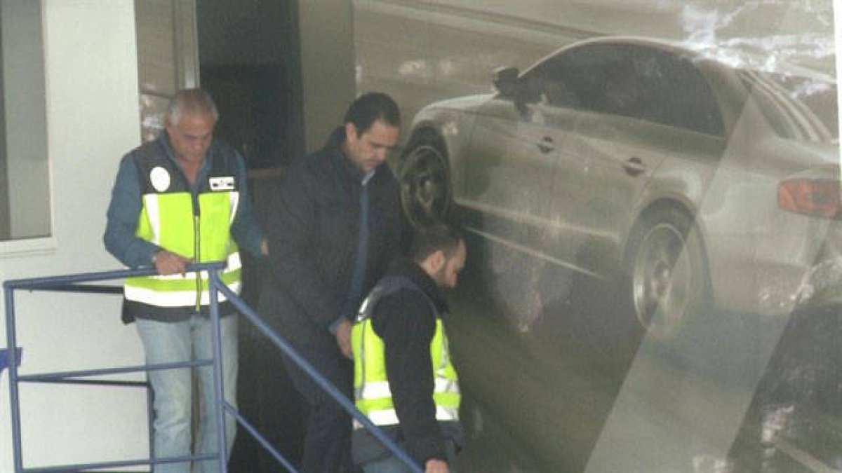 Miguel López sale del lugar del crimen.