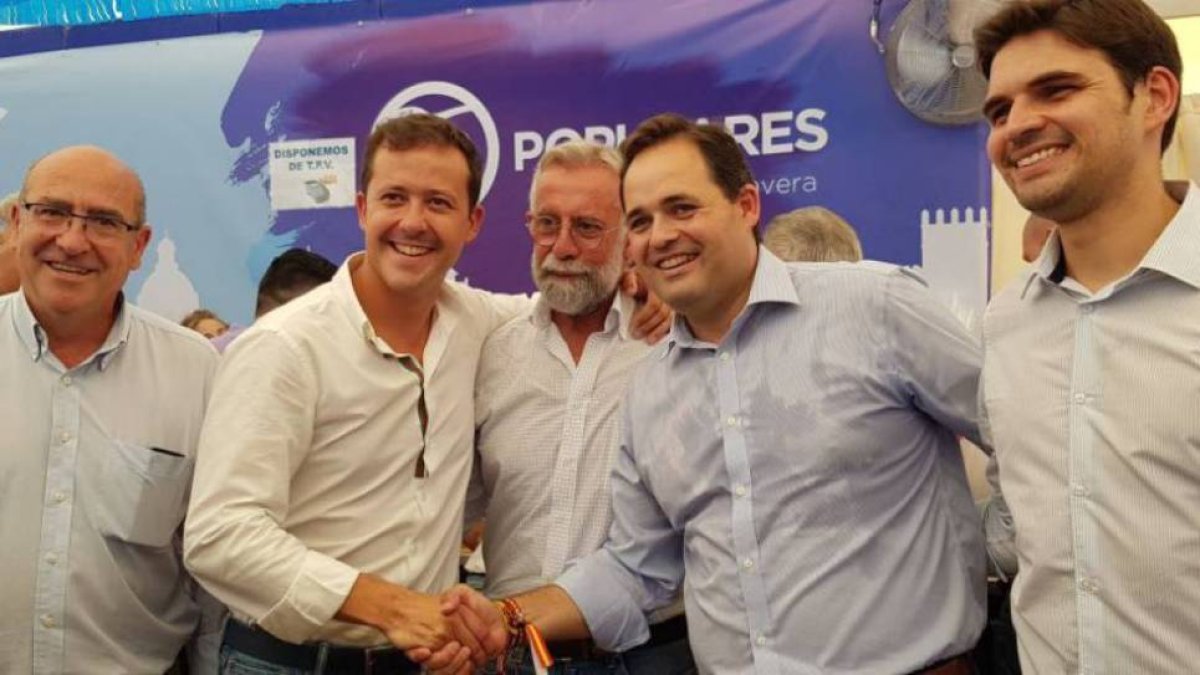 Francisco Núñez (segundo por la derecha) y Carlos Velázquez se dan la mano.