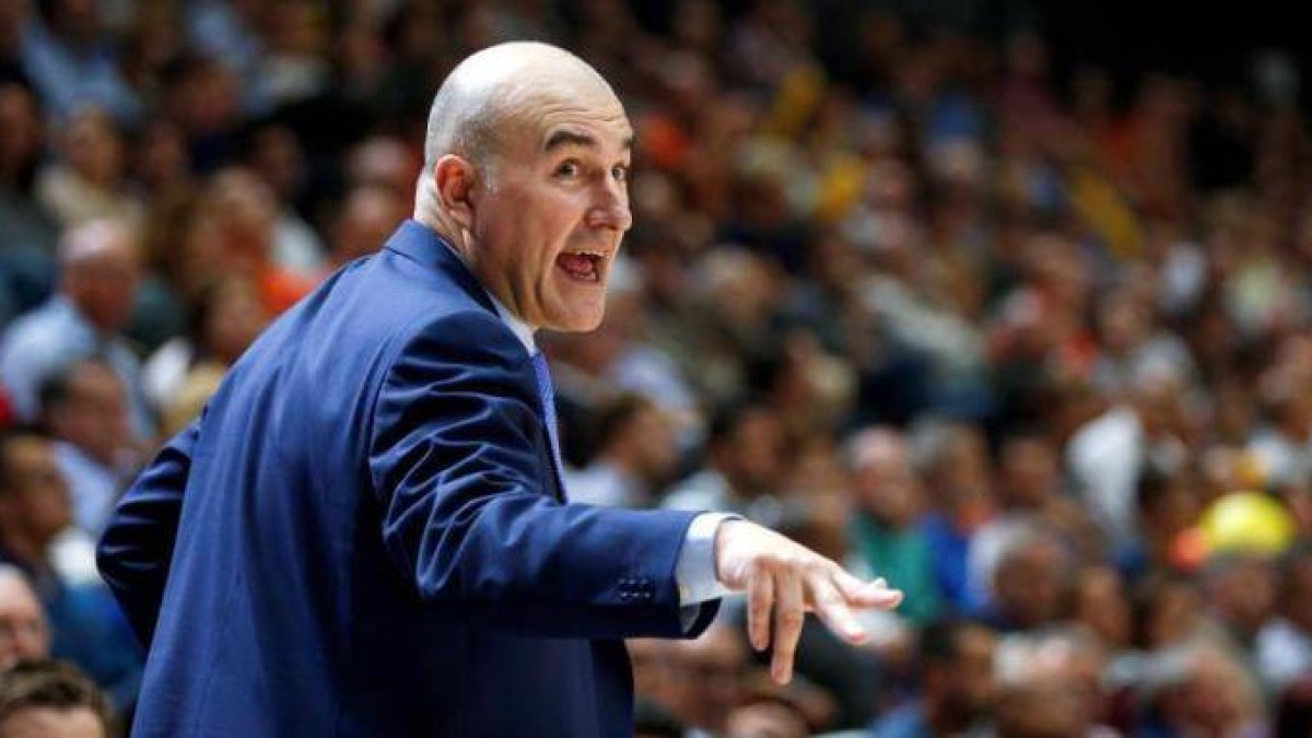 Jaume Ponsarnau, dando una indicación desde la banda