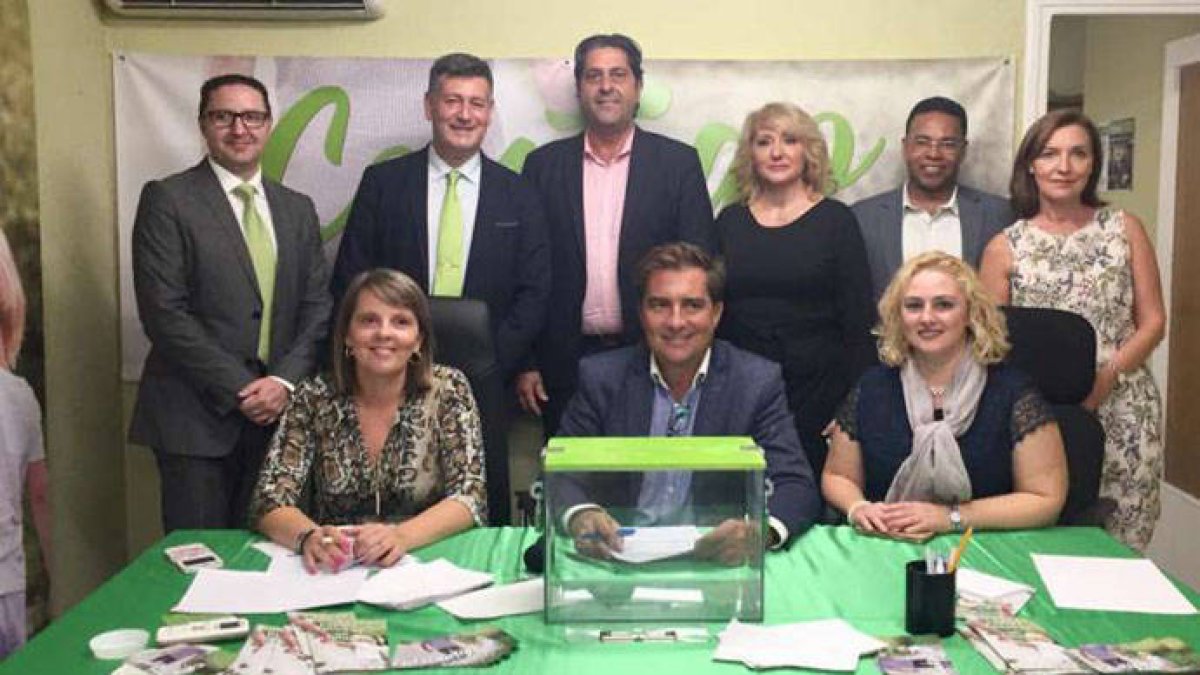 Fernando Sepulcre, el tercero por la izquierda de pie, candidato de Contigo Somos Democracia.