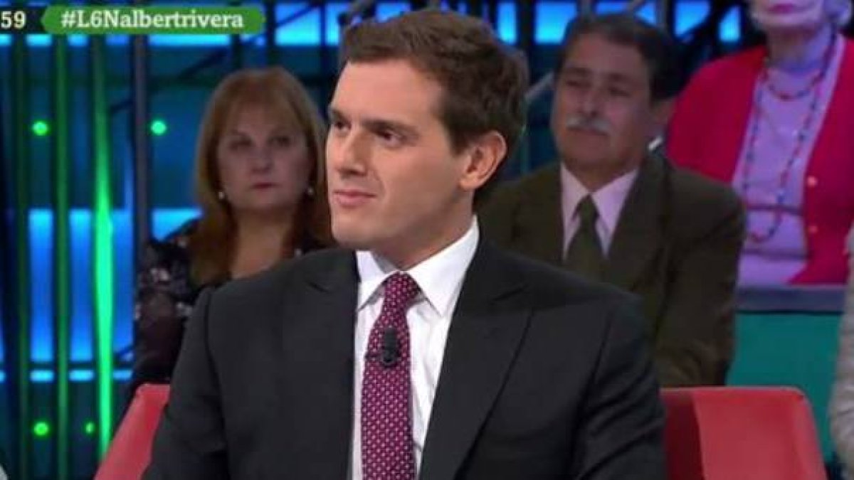 Rivera sonroja al antifranquista Sánchez: