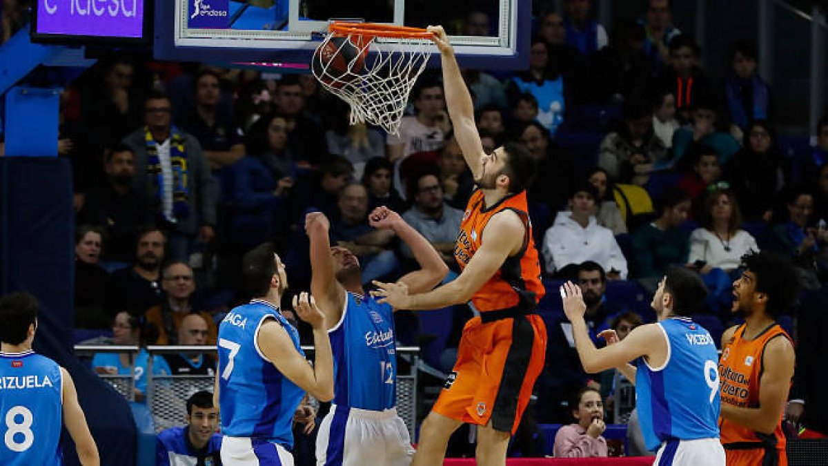 Mike Tobey machaca de forma contundente el aro estudiantil