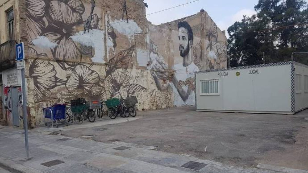 El retén policial del Cabanyal con las bicicletas aparcadas