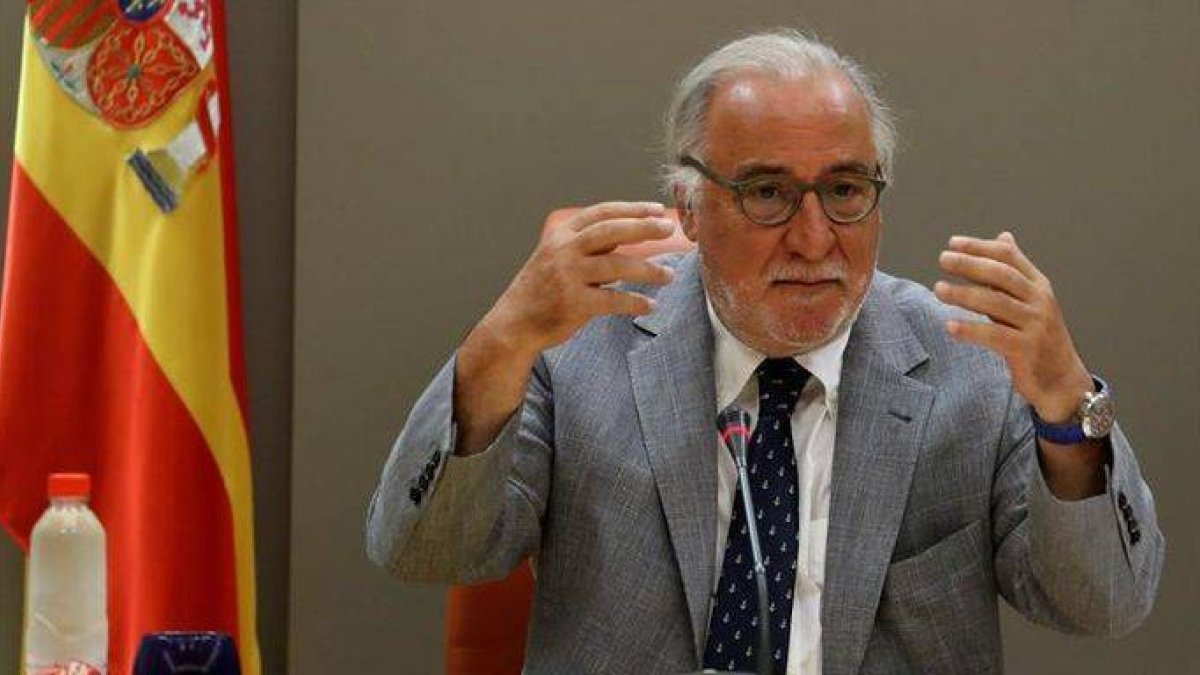 Pere Navarro quiere acabar con las distracciones al volante