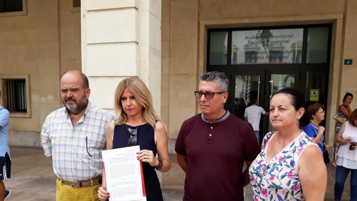 Eva Montesinos muestra la denuncia presentada en Fiscalía.