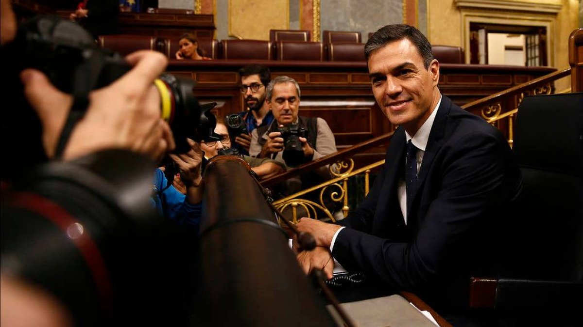 Pedro Sánchez en su escaño.