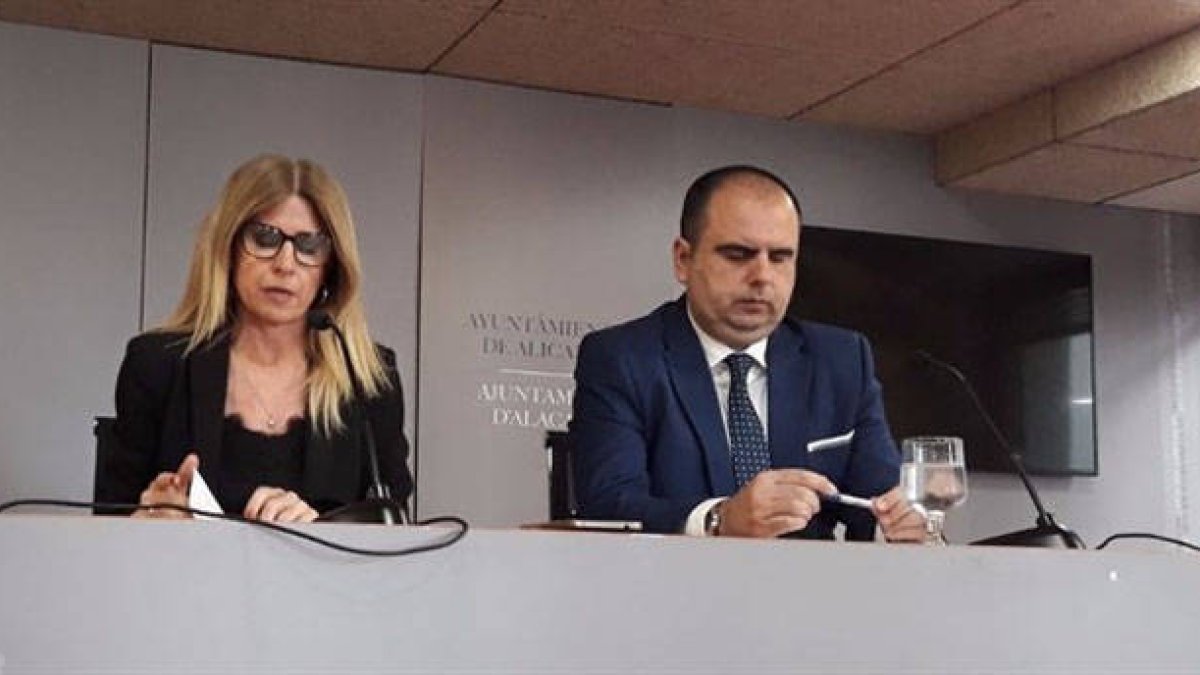 Carlos Giménez, junto a la portavoz socialista en el Ayuntamiento de Alicante, Eva Montesinos.