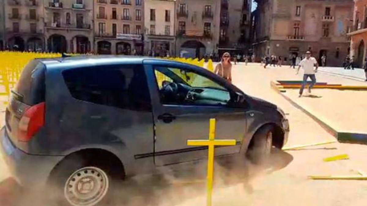 El vehículo, al bordear la plaza y derribar algunas cruces