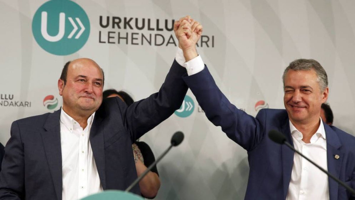 El lendakari Urkullu, junto al presidente del PNV, Andoni Ortuzar.