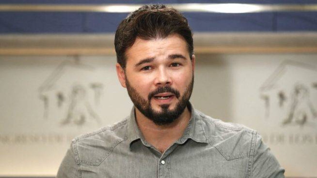 El diputado de ERC, Gabriel Rufián, en una rueda de prensa en el Congreso.