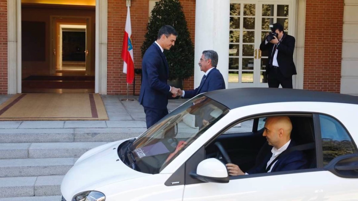 Miguel Angel Revilla, este martes al llegar al Palacio de La Moncloa.