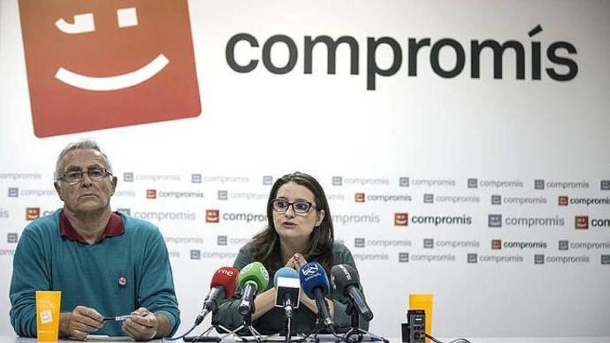 Joan Ribó junto a Mónica Oltra.