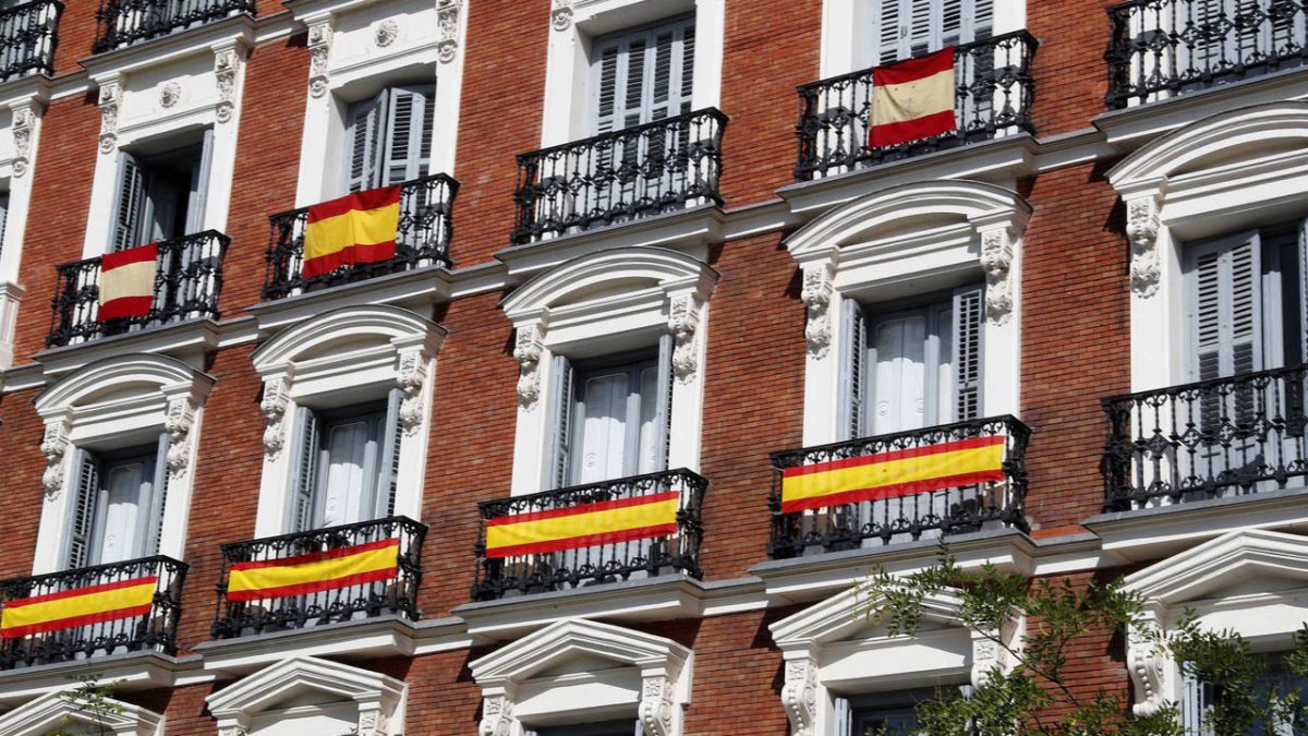Banderas en varios balcones de Madrid.