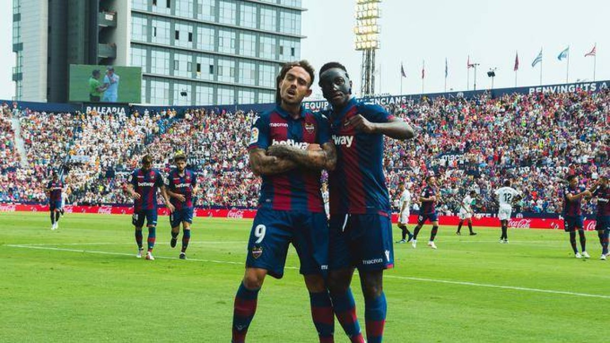 Roger celebra un gol durante el último derbi de la ciudad