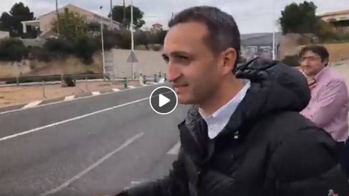 César Sánchez en el momento de cruzar la carretera.