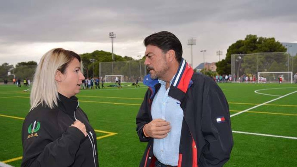 El alcalde Luis Barcala y la concejala de Deportes, Marisa Gayo.