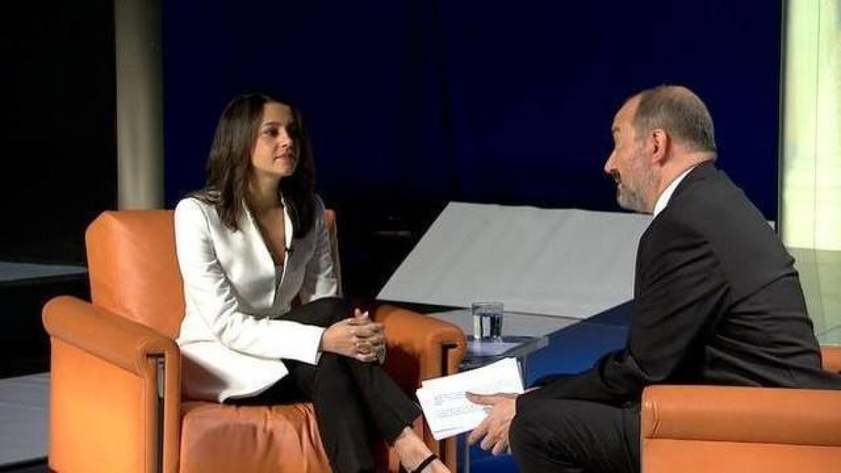 El director de TV3, Vicent Sanchís, en una entrevista a Inés Arrimadas.