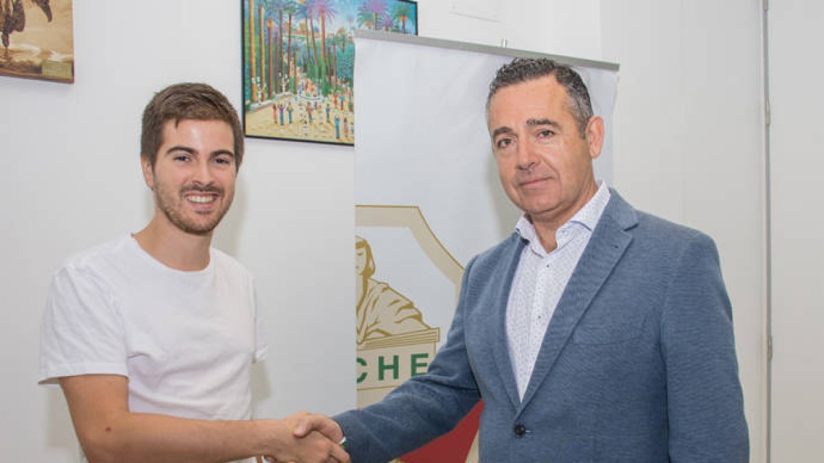 El presidente del Elche CF, Diego García, firma un acuerdo con Slowwalk