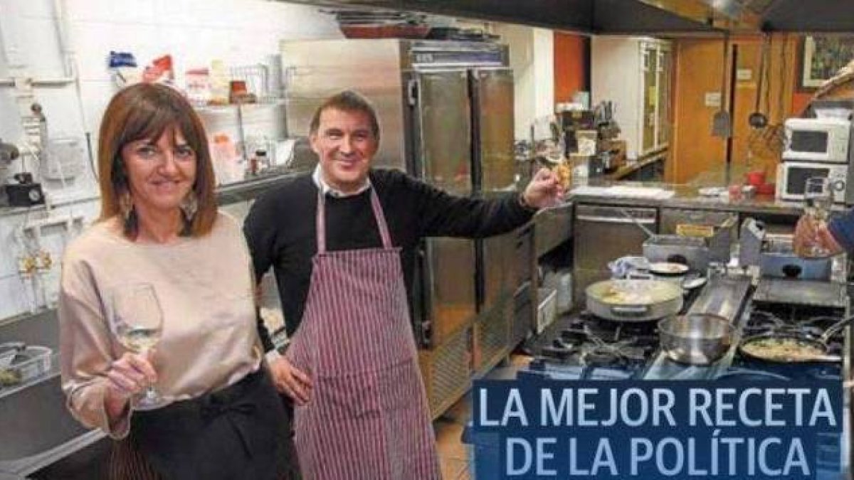 La foto de la ignominia. Mendía brindando con Otegi.