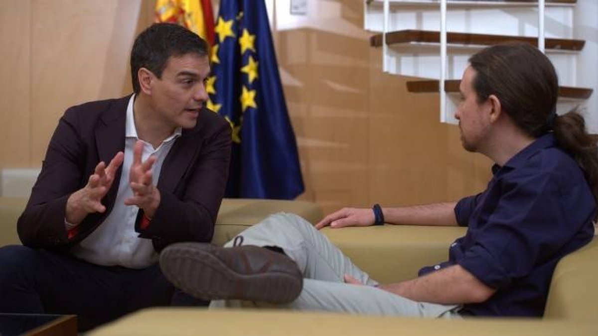 Pedro Sánchez y Pablo Iglesias en una reunión en el Congreso.