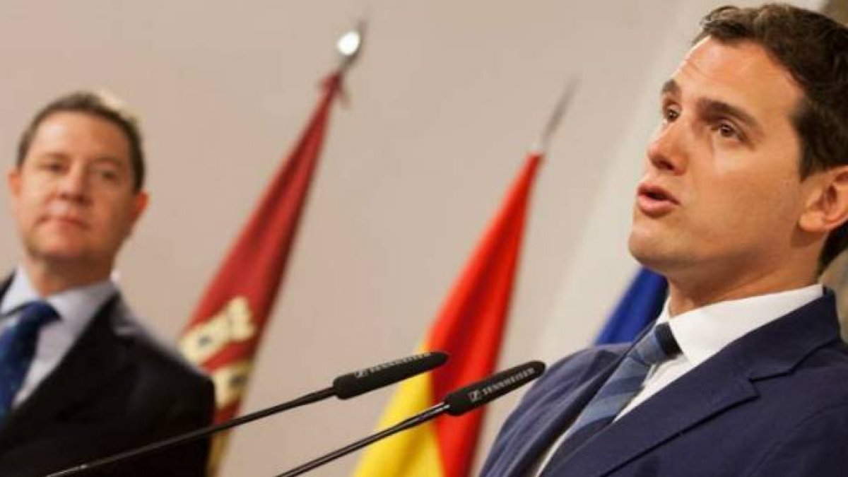 Emiliano García-Page observa atento a Albert Rivera.