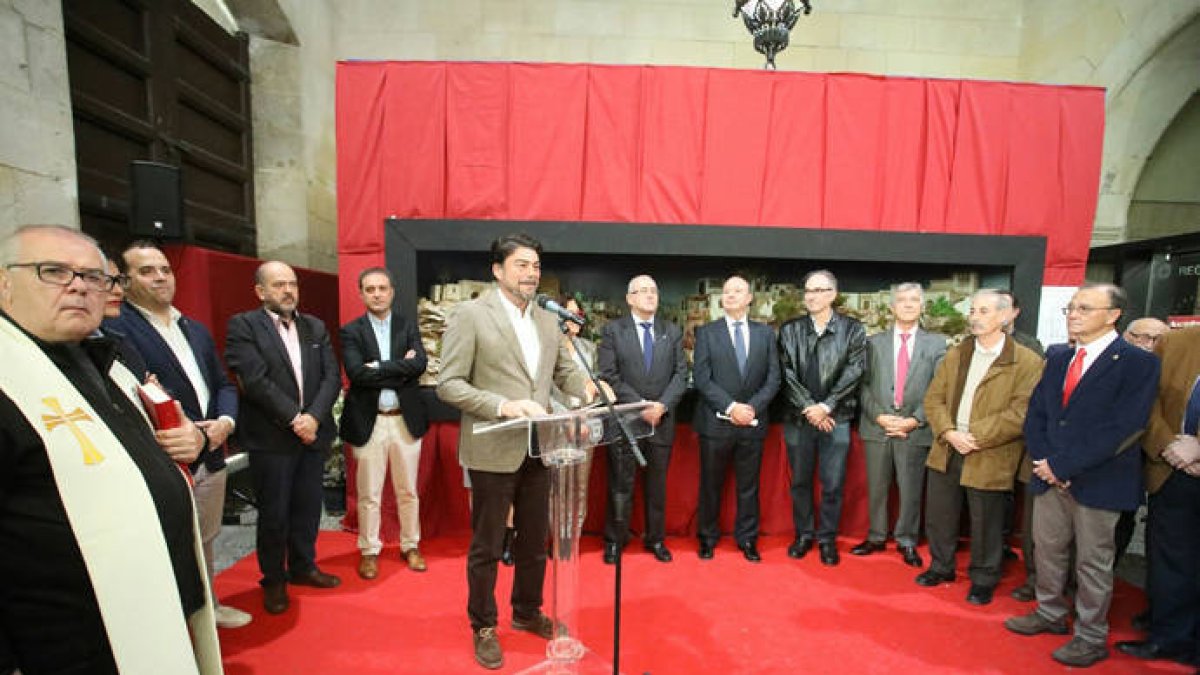 El cura, el primero por la izquierda. En el centro, Luis Barcala.