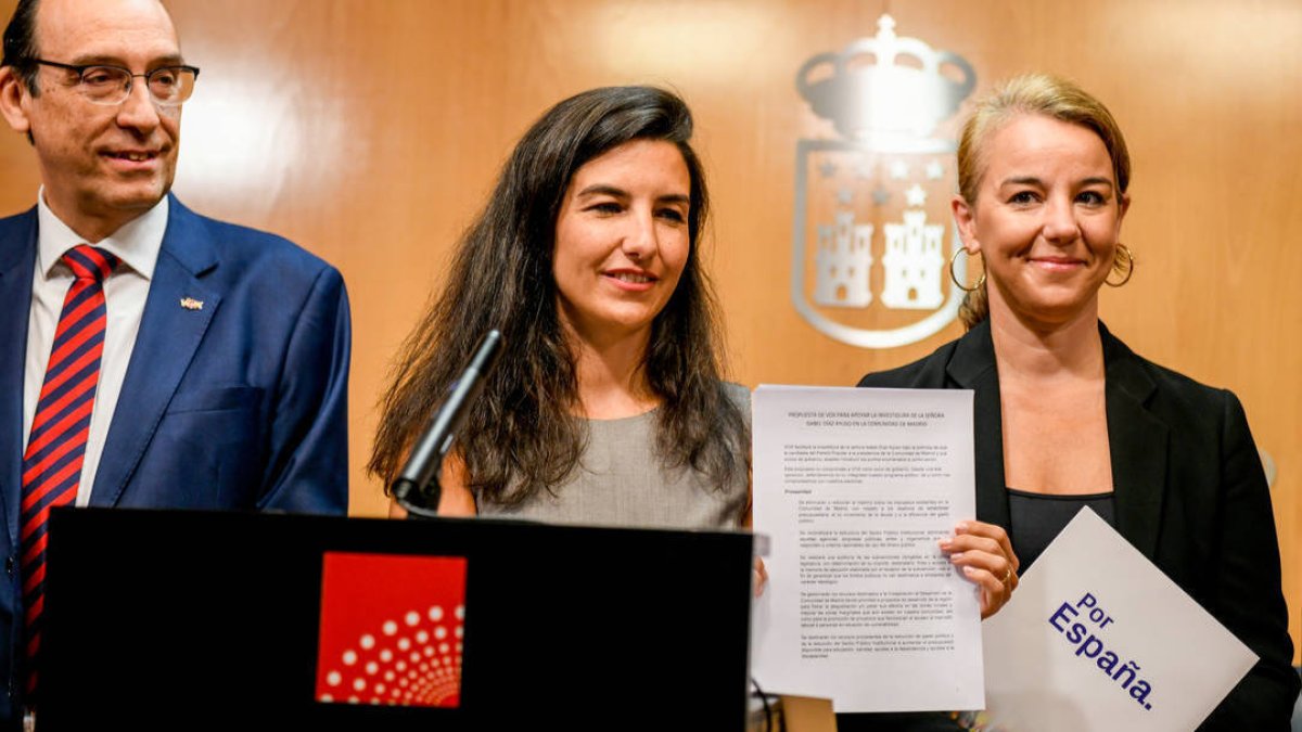 Monasterio, con el documento que han presentado a PP y Cs