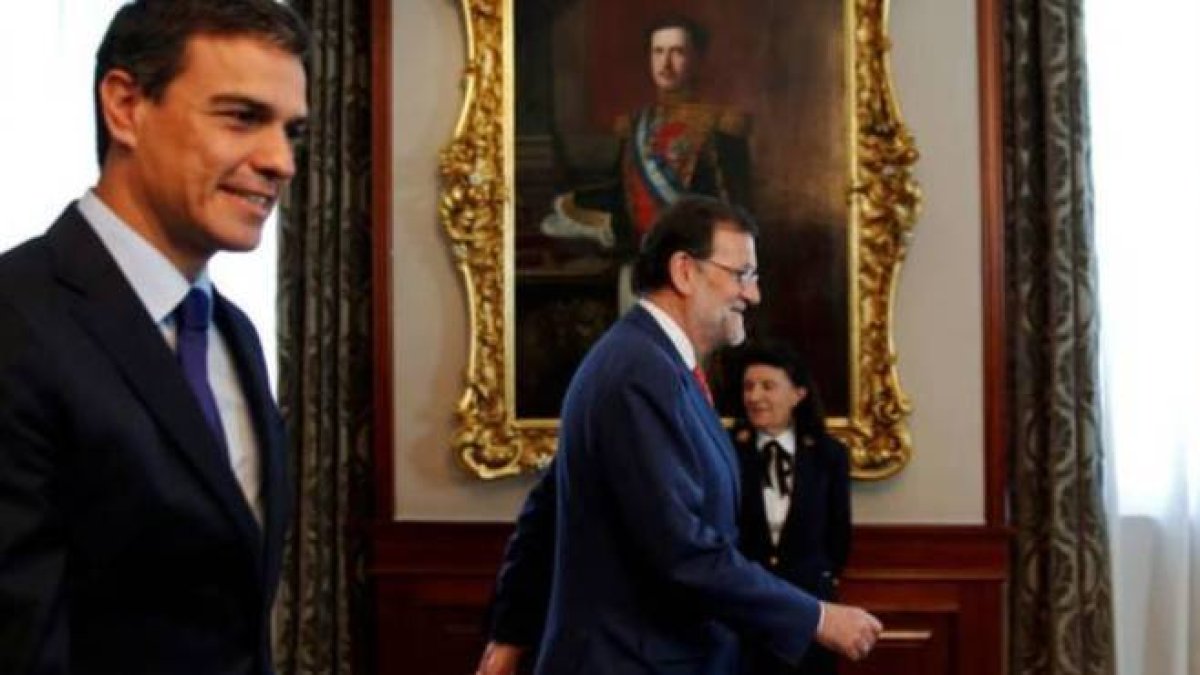 Sánchez se sube el sueldo y cobrará 2.000 euros más que Rajoy