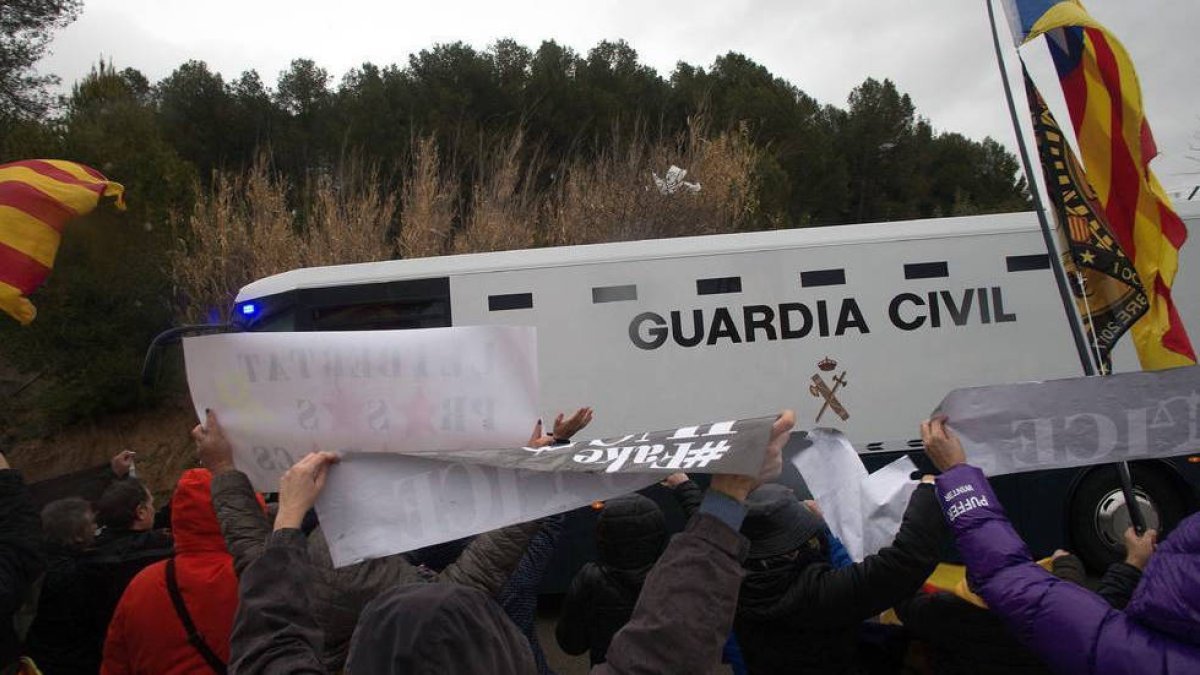 Tensión en el comienzo del traslado de los presos del 'procés' a Madrid