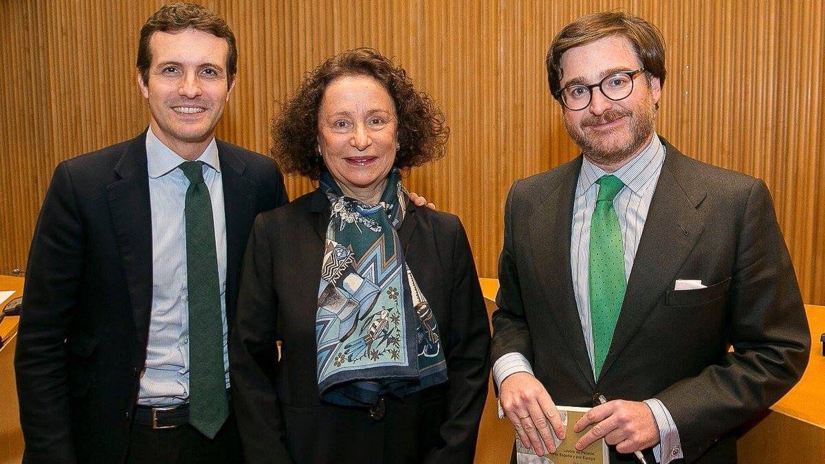 Pablo Casado y Ana Palacio durante un homenaje a su hermana Loyola.