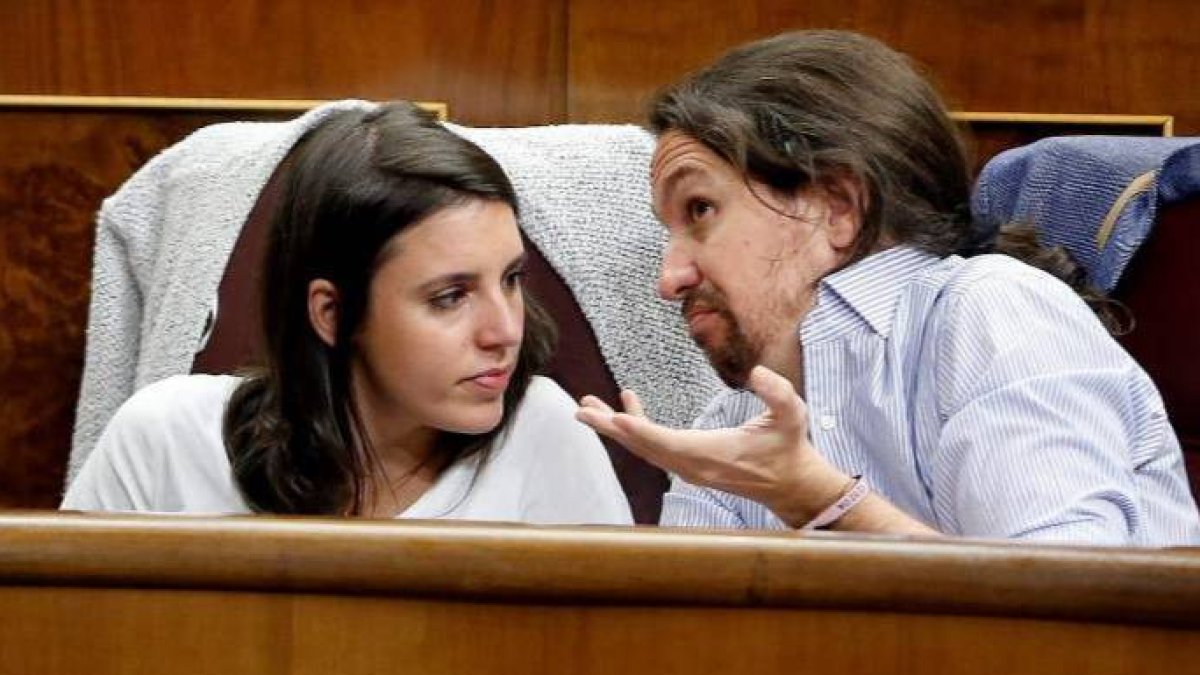 Despedida de medio grupo parlamentario de Podemos, en ausencia de su líder.