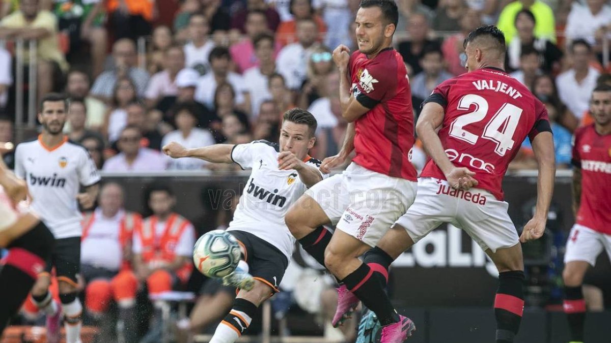 El Valencia se rebela contra la depresión (2-0)