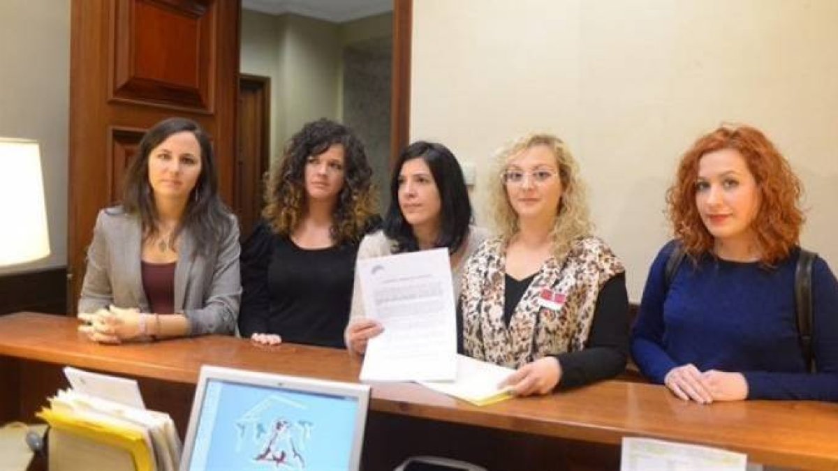 Maria Sevilla, segunda por la derecha, en el registro del Congreso junto a diputadas de Podemos.