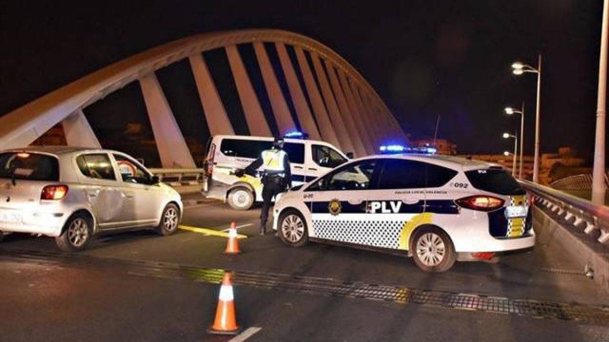 Unidad de Atestados de la Policia Local de Valencia en una actuación