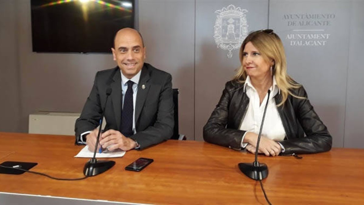 Gabriel Echávarri junto a Eva Montesinos.