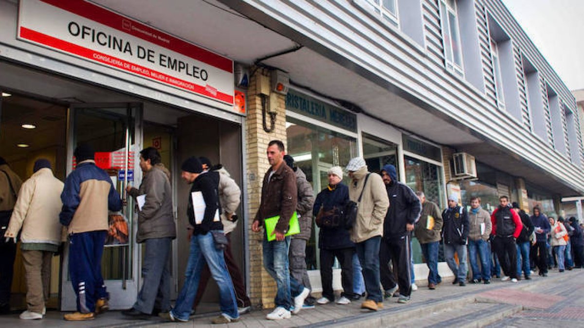 El descenso del paro sigue frenándose de manera preocupante