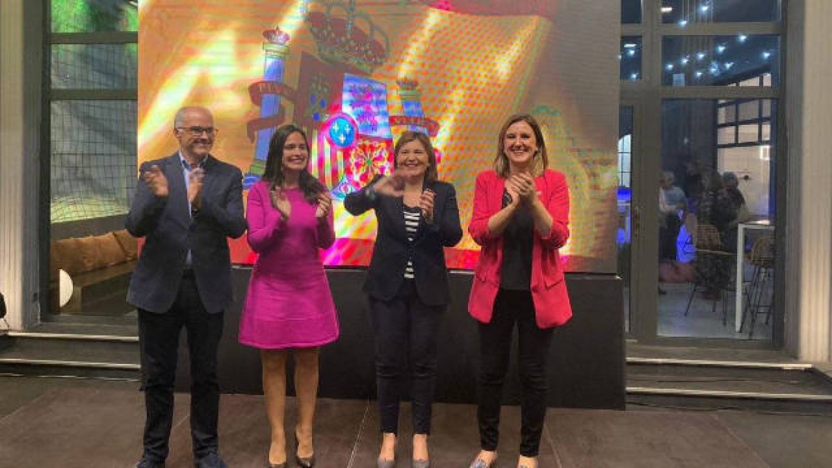 Fernando de Rosa, candidato al Senado, Belén Hoyo, cabeza de lista al Congreso por Valencia, Isabel Bonig y Mª José Catalá.